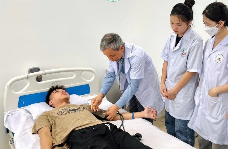 Sinh viên Trường Cao đẳng Dược Hà Nội thực hành tại bệnh viện. Ảnh: NTCC