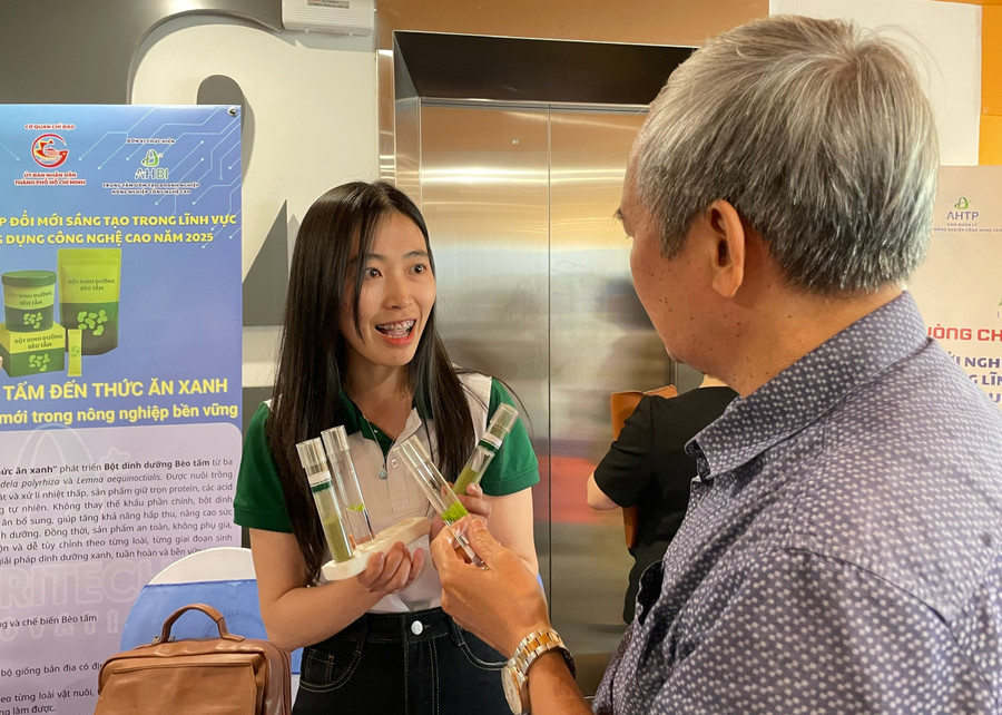 Phạm Ngọc Hà giới thiệu sản phẩm bột dinh dưỡng từ bèo tấm với khách tham quan. Ảnh: Hà An