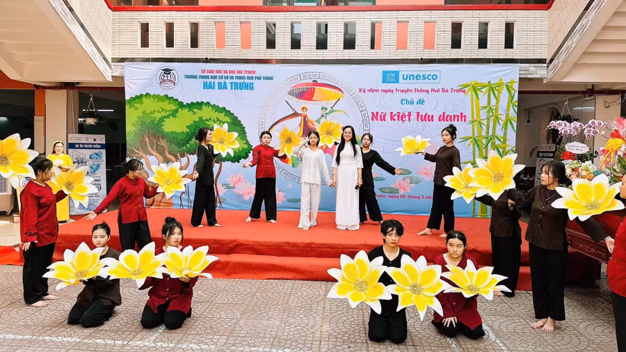 Trường THCS - THPT Hai Bà Trưng tổ chức Hoạt động trải nghiệm hướng nghiệp với chủ đề “Nữ kiệt lưu danh”. Ảnh: MA