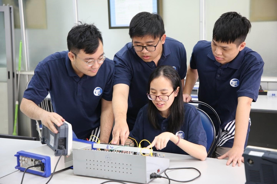 Giảng viên Trường Đại học Công nghệ (Đại học Quốc gia Hà Nội) hướng dẫn sinh viên thực hành. Ảnh: NTCC phat-trien-nhan-luc-cong-nghe-cao-2.jpg