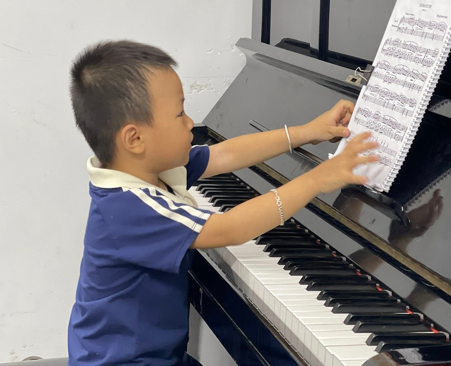 Cần khơi gợi sự phát triển đa lĩnh vực cho trẻ thông qua âm nhạc, nghệ thuật. Ảnh: L.T.T hanh-trinh-nuoi-duong-tre-phat-trien-toan-dien-1.jpg