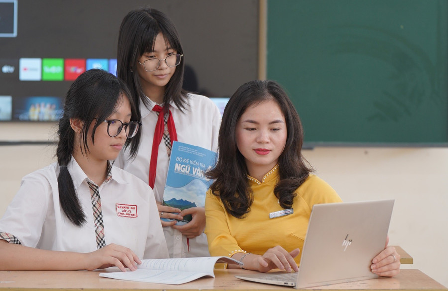Cô trò Trường THCS Bế Văn Đàn (Đống Đa, Hà Nội). Ảnh: Xuân Phú