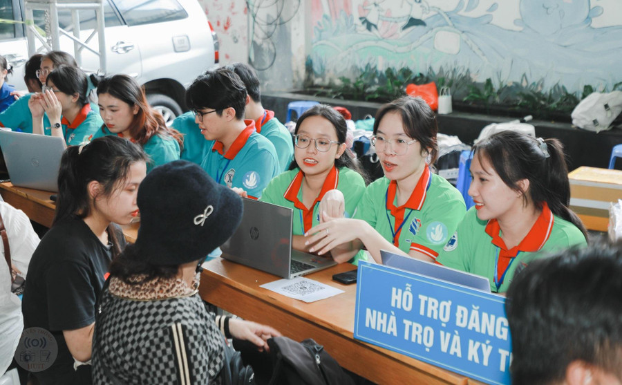 Tân sinh viên Trường Đại học Công Thương TPHCM tìm hiểu nhà trọ và KTX trong ngày nhập học 20/8. Ảnh: HUIT