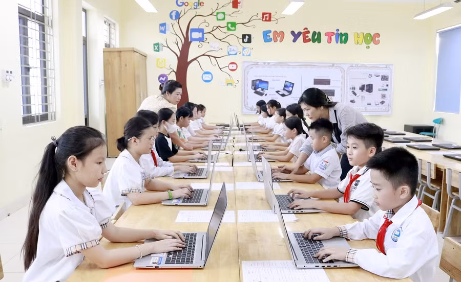 Đẩy mạnh ứng dụng công nghệ thông tin trong giáo dục và đào tạo. Ảnh: TTXVN