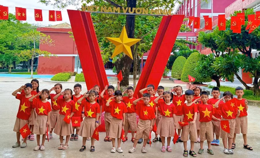 Học sinh Gia Lai trong trang phục cờ đỏ sao vàng, thể hiện tinh thần tự hào và niềm tin vào tương lai giáo dục.