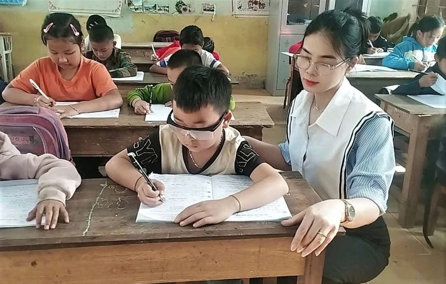 Cô giáo Nguyễn Thị Hòa chủ nhiệm lớp em Vi Thiên Phú. Ảnh: NVCC