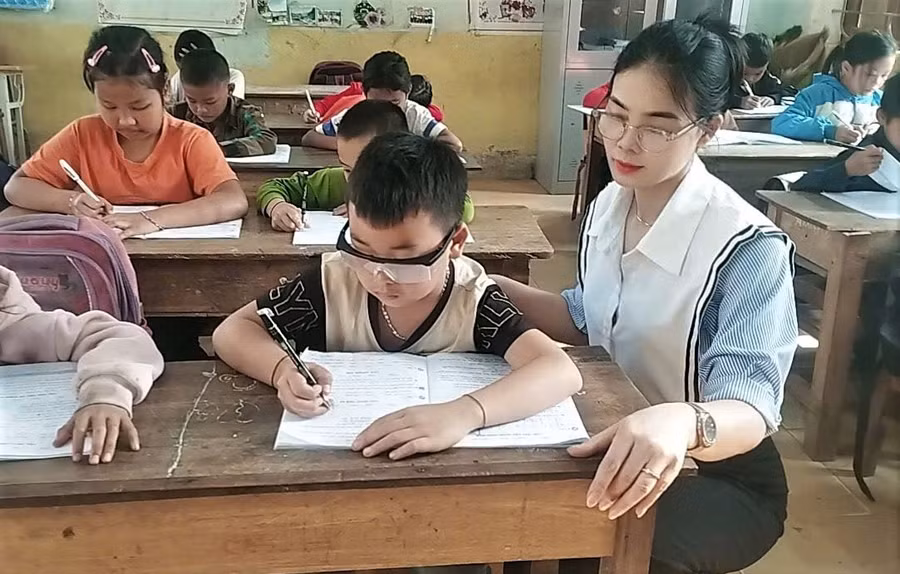 Cô giáo Nguyễn Thị Hòa chủ nhiệm lớp em Vi Thiên Phú. Ảnh: NVCC