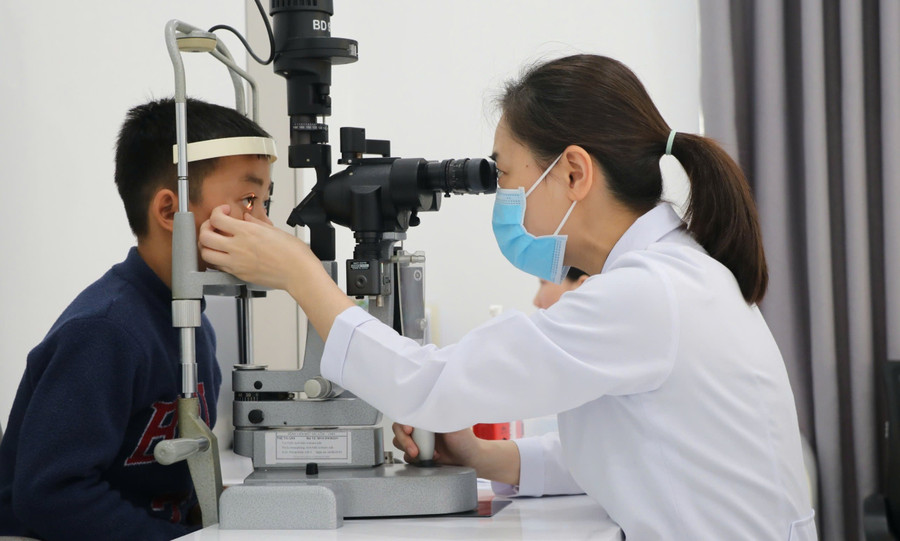 Em Phú trong lần tái khám kiểm tra thị lực sau cuộc phẫu thuật. Ảnh: Hồ Lài tim-lai-anh-sang-cho-hoc-tro-ngheo-4.jpg