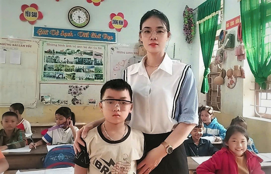 Em Phú trở lại lớp sau khi đôi mắt nhìn được ánh sáng. Ảnh: NVCC tim-lai-anh-sang-cho-hoc-tro-ngheo-1.jpg
