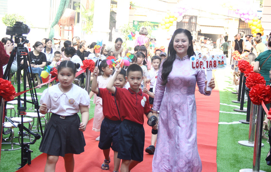 Cô, trò Trường Tiểu học Vĩnh Tuy (Hà Nội).