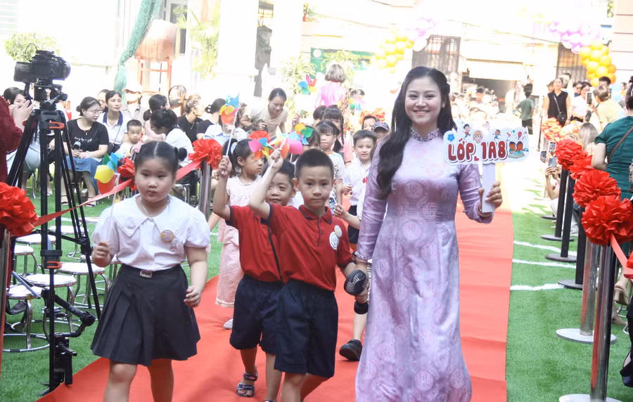 Cô, trò Trường Tiểu học Vĩnh Tuy (Hà Nội).