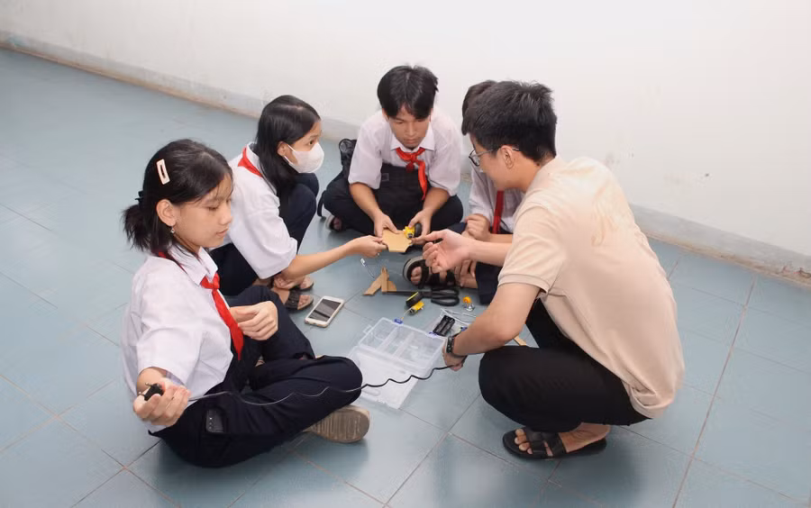 Học sinh Trường THCS Lê Hồng Phong tìm hiểu, thiết kế mô hình xe điều khiển không dây dưới sự hướng dẫn của các giảng viên, sinh viên Trường Đại học Sư phạm Kỹ thuật (Đại học Đà Nẵng). 