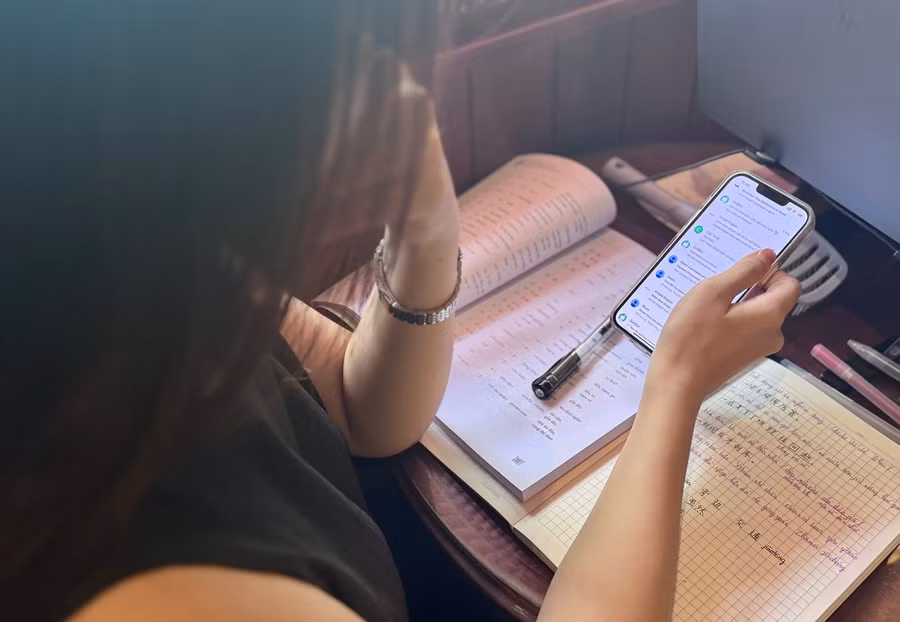 Sinh viên cần xem xét kỹ các văn bản thông báo học bổng và lựa chọn trung tâm du học chính thống. Ảnh minh họa: Thùy Linh 