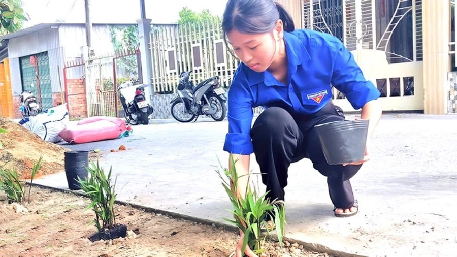 Lâm Nguyễn Việt Uyên tham gia trồng cây xanh tại thành phố Sa Đéc nhân Tháng Thanh niên. Ảnh: NVCC