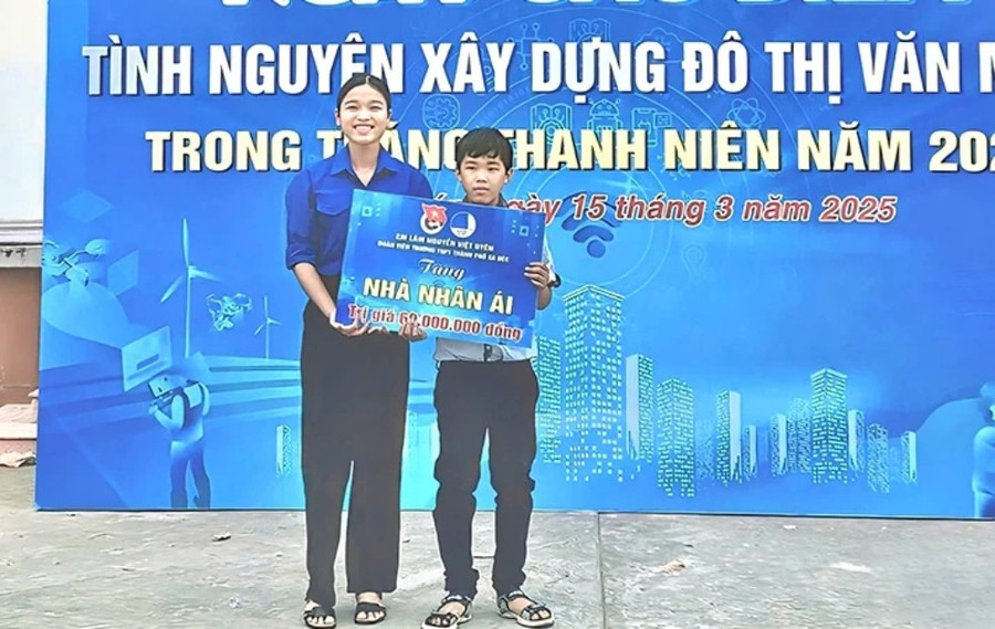 Lâm Nguyễn Việt Uyên trao bảng tượng trưng cho em Lý Thiện Đức. Ảnh: NVCC mot-mai-nha-nghin-hy-vong-2.jpg