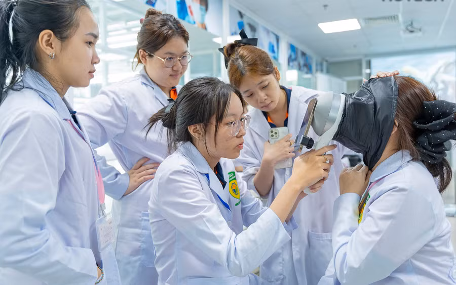 Sinh viên Trường Đại học Công nghệ TPHCM học thực hành, sử dụng các thiết bị hiện đại để phân tích tình trạng da. Ảnh: NTCC