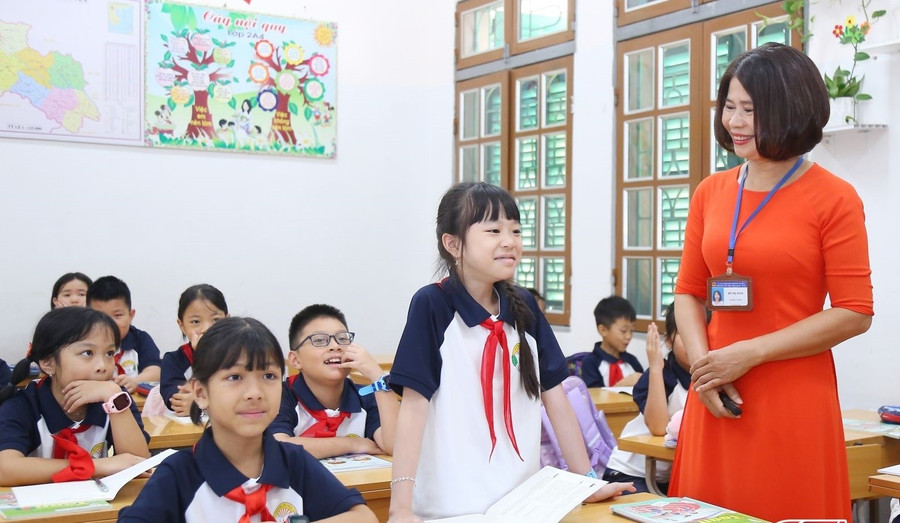 Giờ học của cô và trò Trường Tiểu học Trần Quốc Toản (phường Tô Hiệu, Sơn La). Ảnh: ITN