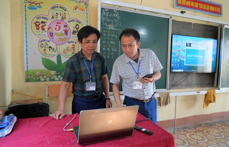 Giáo viên Trường Phổ thông DTBT Tiểu học Phà Đánh (Mường Xén, Nghệ An) chuẩn bị đường truyền, mạng Internet để học sinh học trực tuyến tiết học tiếng Anh. Ảnh: Hồ Lài giai-quyet-tinh-trang-thieu-giao-vien-2-1672.jpg