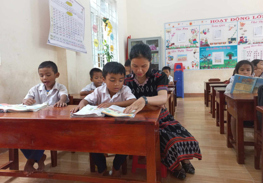 Cô và trò Trường Tiểu học - THCS A Xing (xã Lìa, Quảng Trị). Ảnh: NTCC dong-bo-giai-phap-nang-cao-chat-luong-giao-duc-dao-tao-trong-ky-nguyen-moi-3.jpg