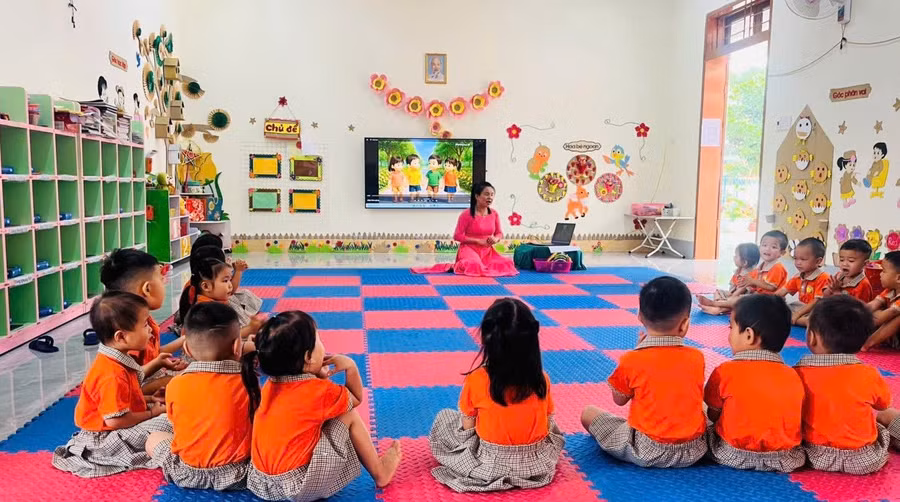 Cô, trò Trường Mầm non Sao Mai (Chiềng Sinh, Sơn La) trong một giờ học trên lớp. Ảnh: NVCC