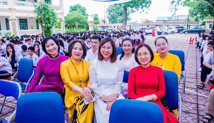 Cô Bùi Thị Kim Hoa (bìa trái) - Tổ phó Tổ Khoa học xã hội, Trường THCS Thanh Xuân (Nội Bài, Hà Nội). Ảnh: Khôi Nguyên huong-toi-hieu-qua-cong-viec-1.jpg