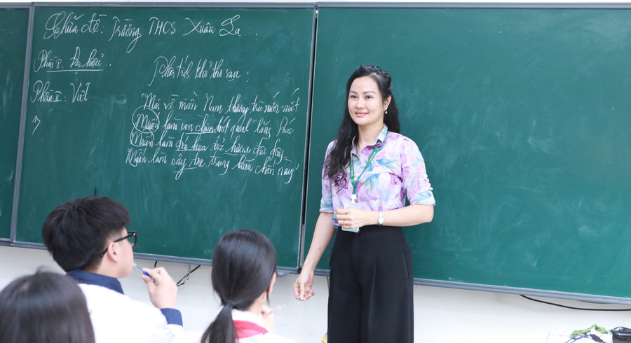Giờ chữa đề môn Ngữ văn của cô, trò lớp 9 Trường THCS Nguyễn Bỉnh Khiêm (Phúc Lợi, Hà Nội). Ảnh: Khôi Nguyên