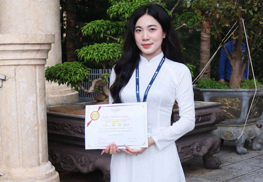 Phan Thị Hà Linh (SN 2004), sinh viên năm thứ 4, lớp K15 - Giáo dục Tiểu học, Khoa Sư phạm, Trường Đại học Hà Tĩnh.