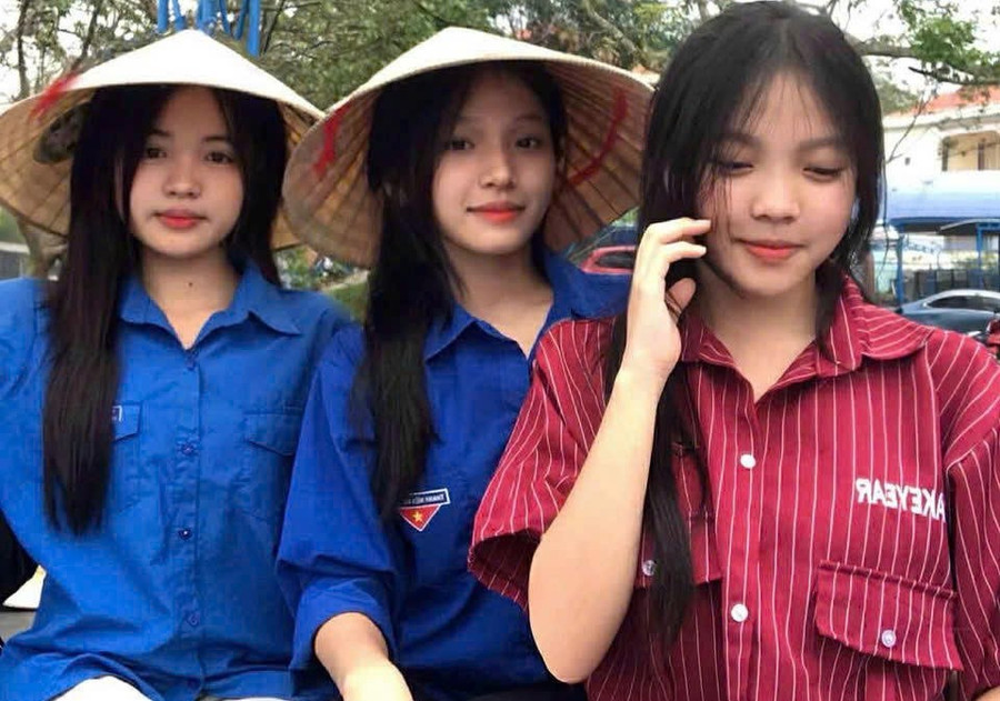 Thu Hà (bên trái) với các bạn trong đội văn nghệ của trường.