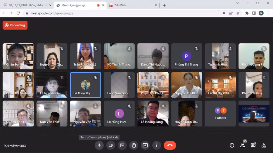Một lớp học trực tuyến face to face của Viện Đào tạo mở và Công nghệ thông tin, Đại học Huế được bộ phận giáo vụ theo dõi, ghi lại quá trình giảng dạy và tương tác giữa giảng viên - học viên. Ảnh: NTCC