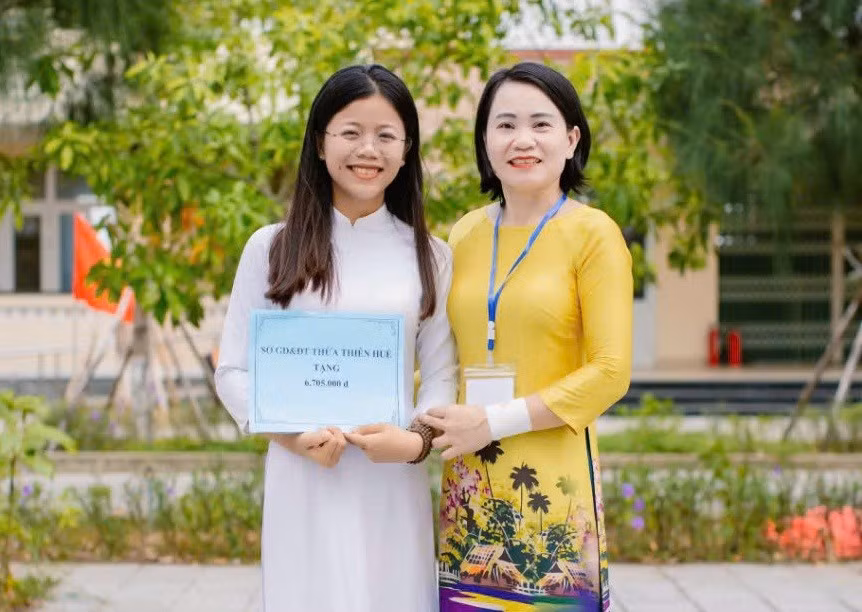 Cô Lê Thị Mỹ Dung và học sinh Huỳnh Thị Mùi. Ảnh: NVCC