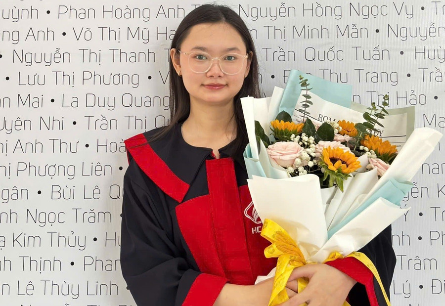 Nữ thủ khoa trường cao đẳng với số điểm tốt nghiệp tuyệt đối. Ảnh: NVCC