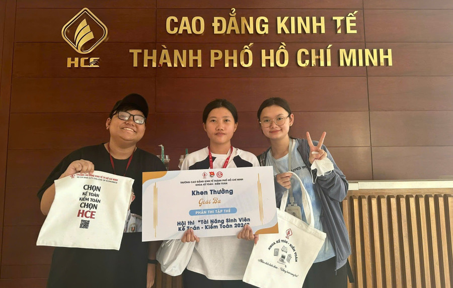 Anh Thư (ngoài cùng bên phải) cùng nhóm bạn đạt giải cuộc thi “Kế toán tài năng”. Ảnh: NVCC nghi-luc-cua-thu-khoa-voi-diem-tuyet-doi-1.jpg