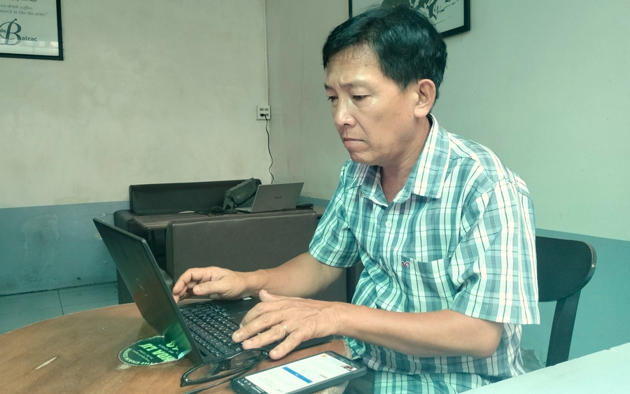 Nhà báo Trần Vũ - Báo Pháp luật TPHCM thường xuyên sử dụng AI trong sáng tạo tác phẩm báo chí. Ảnh: Quách Mến giu-lua-dam-me-giua-bien-du-lieu-4.jpg
