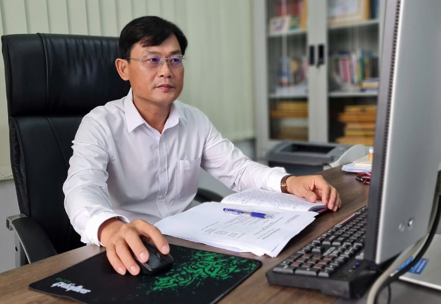 Nhà báo Nguyễn Danh - Phó Tổng Biên tập Báo và Đài Phát thanh - Truyền hình Cà Mau cho rằng AI là công cụ hỗ trợ đắc lực đối với báo chí địa phương. Ảnh: Quách Mến giu-lua-dam-me-giua-bien-du-lieu-3.jpg