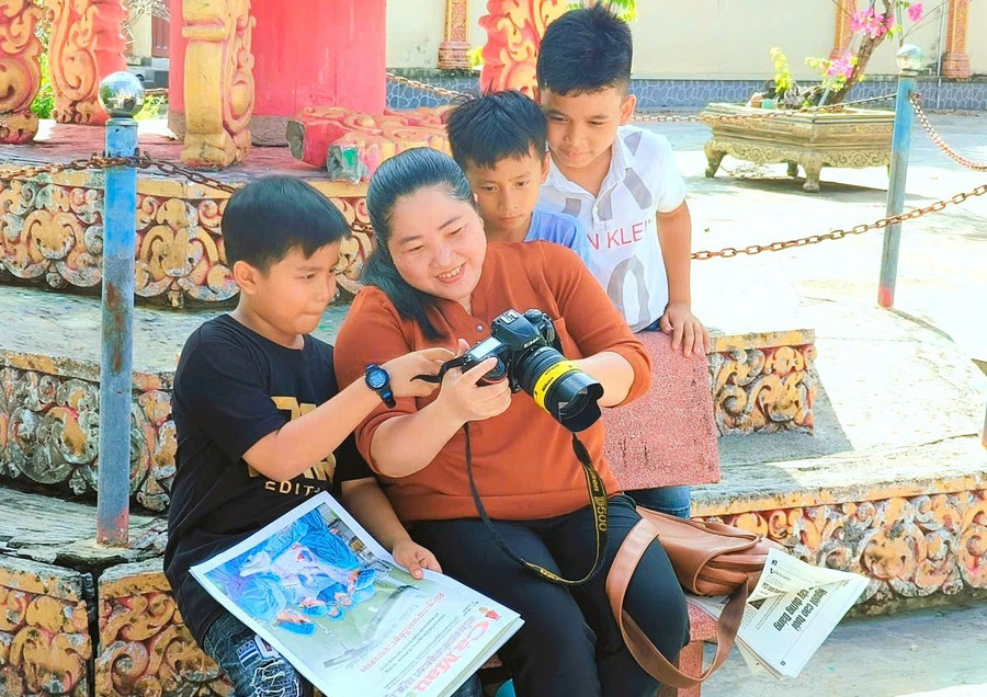 Nhà báo Mộng Thường luôn xem AI là một “trợ thủ” đắc lực giúp nâng cao hiệu quả công việc. Ảnh: Quách Mến giu-lua-dam-me-giua-bien-du-lieu-1.jpg