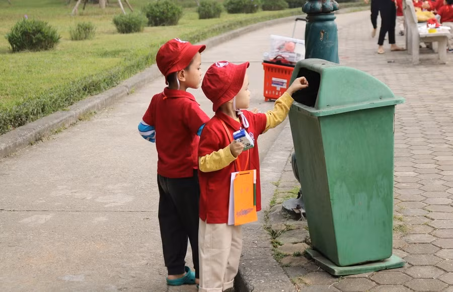 Phụ huynh nên khen ngợi và khuyến khích trẻ khi con có hành động bảo vệ môi trường. Ảnh minh họa: INT.