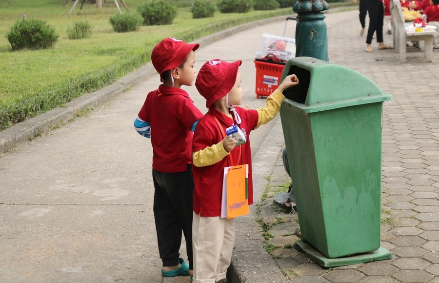 Phụ huynh nên khen ngợi và khuyến khích trẻ khi con có hành động bảo vệ môi trường. Ảnh minh họa: INT.