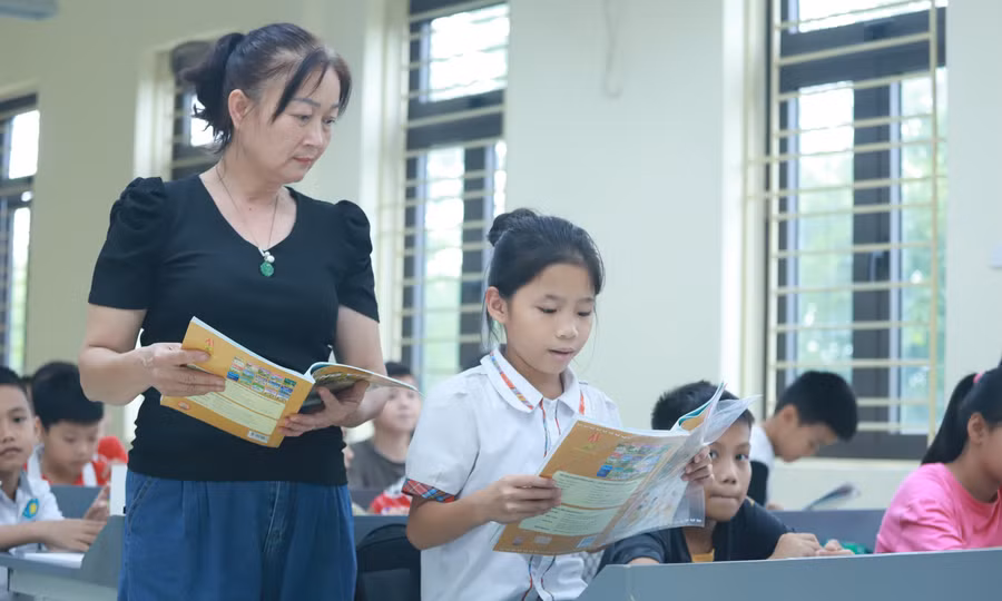 Cô trò Trường Tiểu học Nam Phương Tiến A (Xuân Mai, Hà Nội) trong giờ học trên lớp. Ảnh: Khôi Nguyên