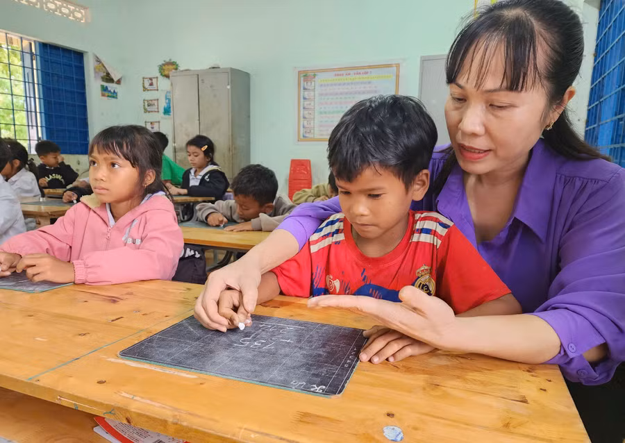 Cô Trần Thị Lệ hướng dẫn học sinh phép tính cộng. 