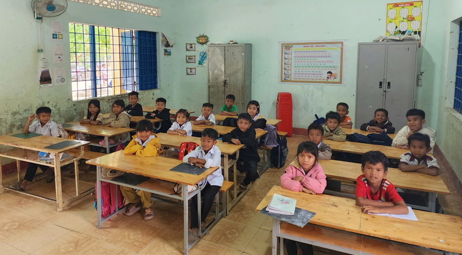 100% học sinh lớp 2C, Trường Tiểu học Cư Pui 1 là con em người dân tộc thiểu số. gieo-mam-uoc-mo-cho-hoc-tro-ngheo-vung-can-cu-cach-mang-1.jpg