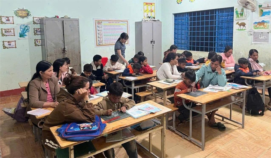 Lớp ôn tập vào ban đêm của cô Trần Thị Lệ thường có cả phụ huynh cùng học với con. gieo-mam-uoc-mo-cho-hoc-tro-ngheo-vung-can-cu-cach-mang-3.jpg