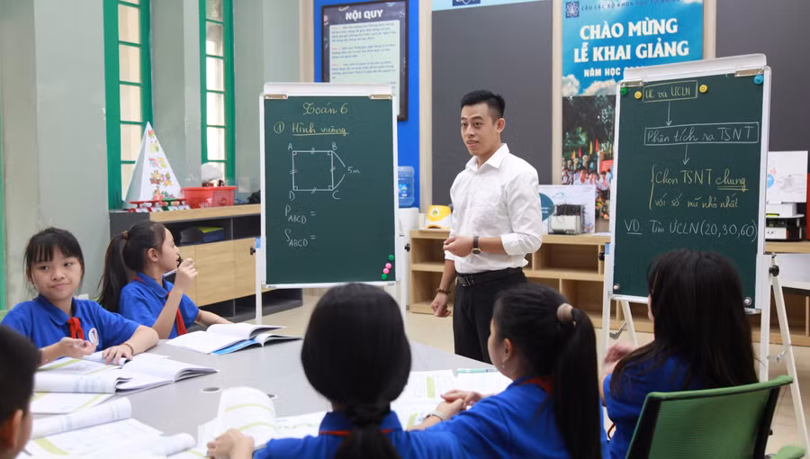 Thầy trò Trường THCS Trưng Vương (Hoàn Kiếm, Hà Nội). Ảnh: TG