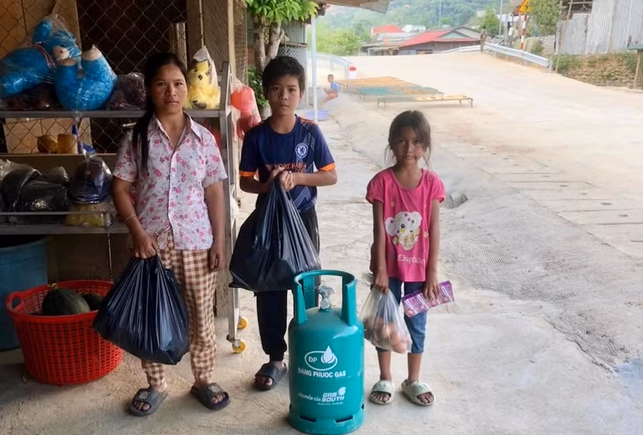 tro ngheo nhe buoc toi truong (1).jpg