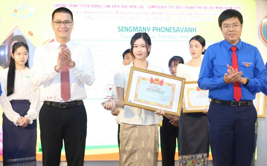 Khen thưởng “Sinh viên, học viên Lào - Campuchia tiêu biểu TPHCM” năm 2025. Ảnh: N.T
