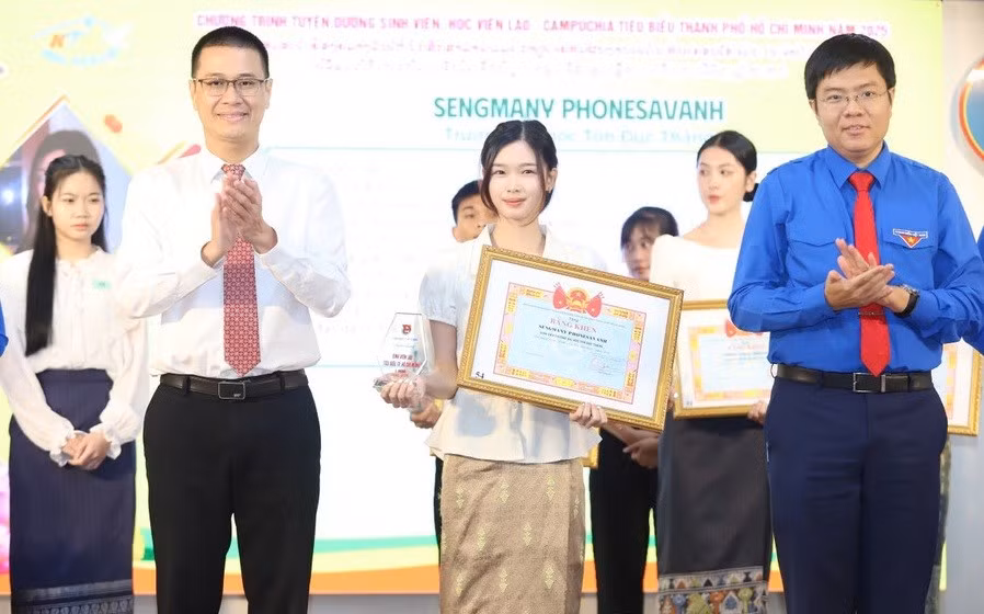 Khen thưởng “Sinh viên, học viên Lào - Campuchia tiêu biểu TPHCM” năm 2025. Ảnh: N.T