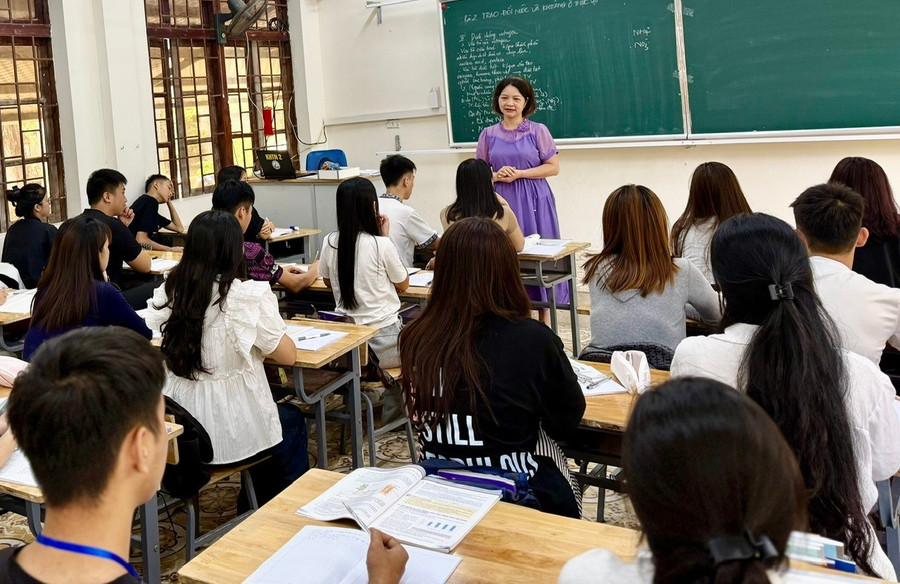 Bà Vương Xuân Thuận - Giám đốc Trung tâm GDTX, Tin học và Ngoại ngữ tỉnh Lạng Sơn trao đổi cùng học viên. Ảnh: NTCC bao-ve-du-lieu-ca-nhan-nguoi-hoc-3.jpg