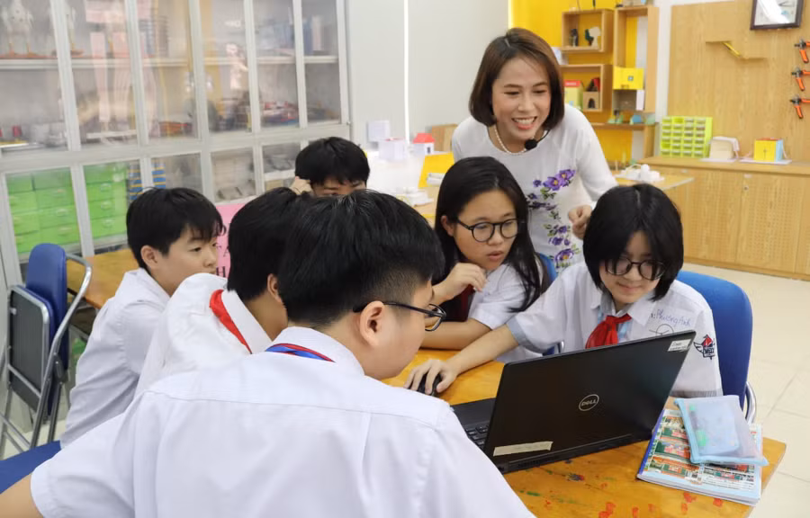 Cô, trò Trường THCS Tân Mai (Hà Nội). Ảnh: NTCC