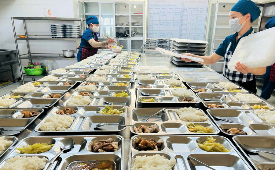 bua-an-ban-tru-cua-hoc-sinh-quang-binh-2.jpg