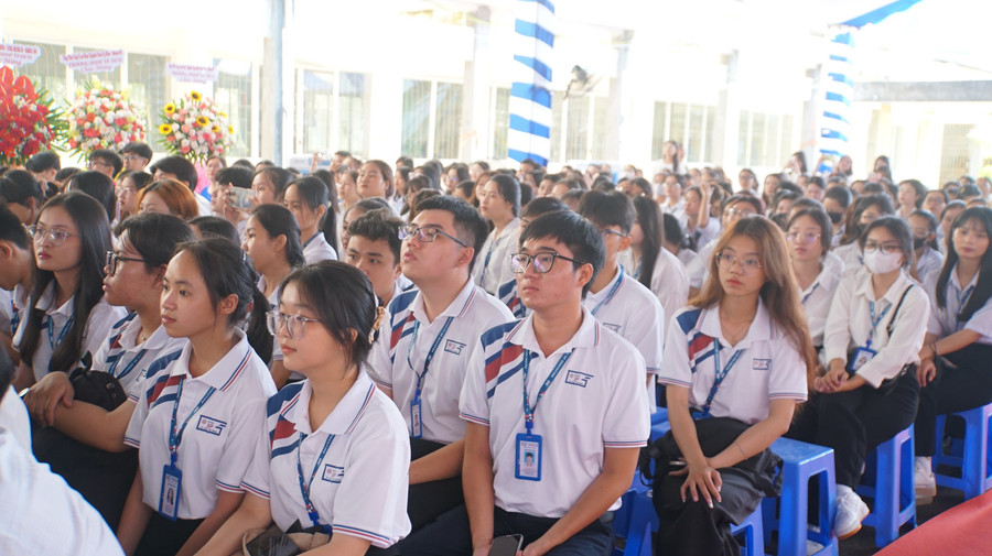 Tân sinh viên Phân hiệu Trường Đại học Sư phạm TPHCM trong ngày khai giảng năm học 2024 - 2025. Ảnh: Mạnh Tùng