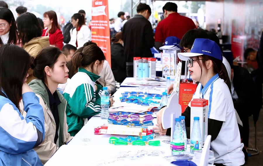 Học sinh tham gia Ngày hội tư vấn tuyển sinh, hướng nghiệp năm 2025. Ảnh minh họa: INT